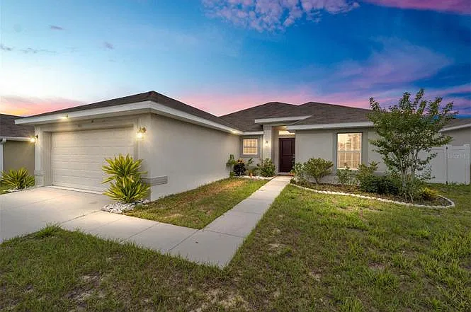 900 Edith Dr — Photo 2