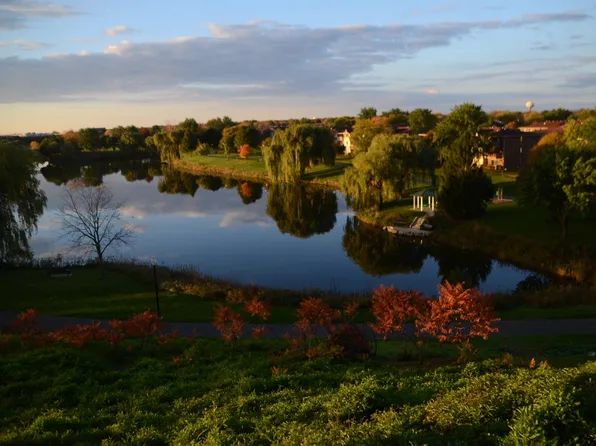 2 Parkside Ct, Vernon Hills, IL 60061