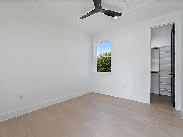 501 E Burton St — Photo 10