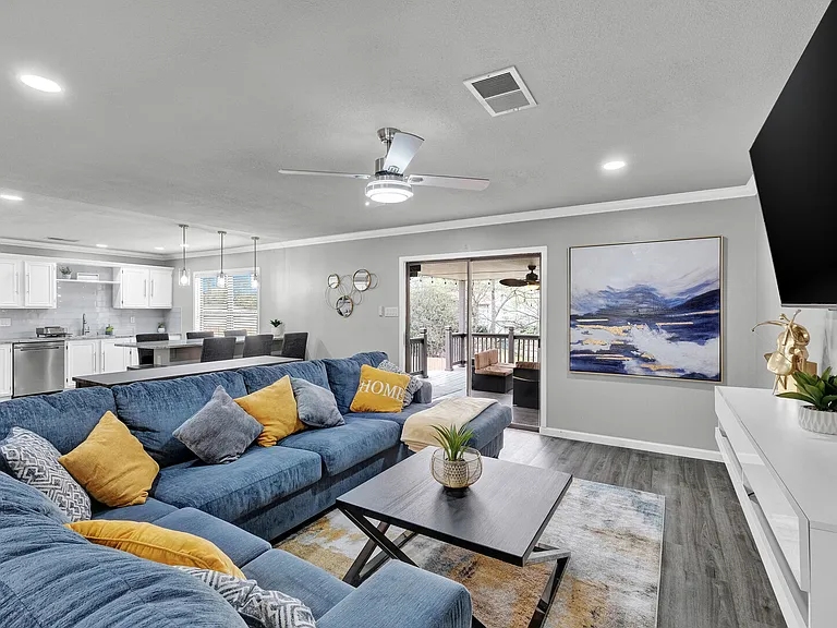 Cascade Oak Dr — Photo 1