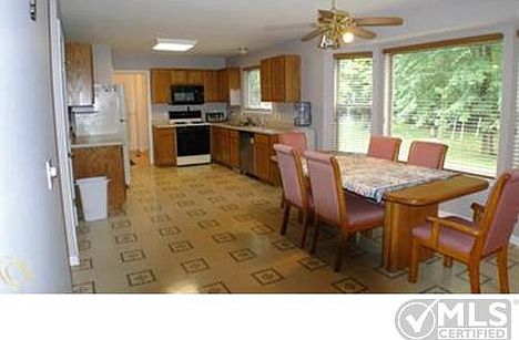 Kitchen 2.JPG
