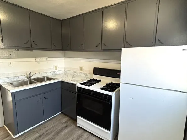 403 1/2 W 6th St, Cedar Falls, IA 50613