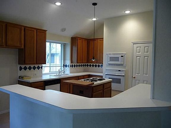 4th image of 2811 Glen Hollow Dr