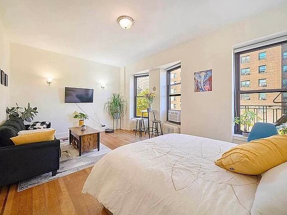 3rd image of 78 Manhattan Ave APT 2D