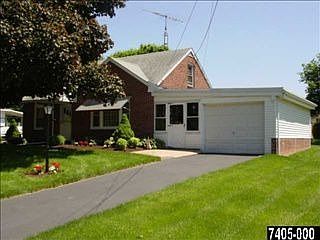 5th image of 2370 Locust Rd