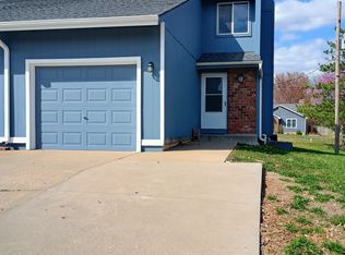 6108 SW 26th St APT A, Topeka, KS 66614