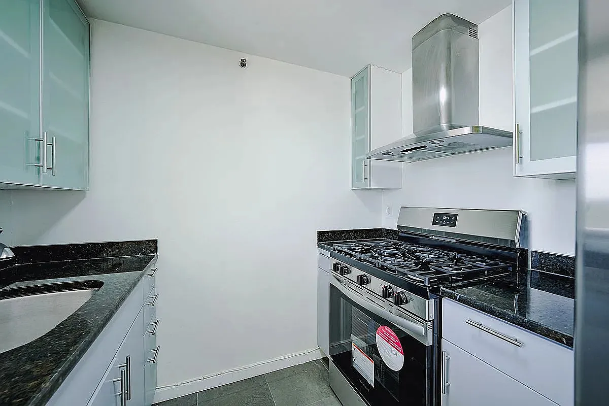 This Bright Jamaica Condo Is Worth a Look! — Photo 3