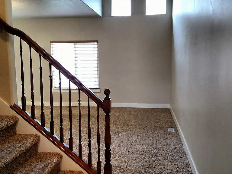 2557 N Garden Dr — Photo 5