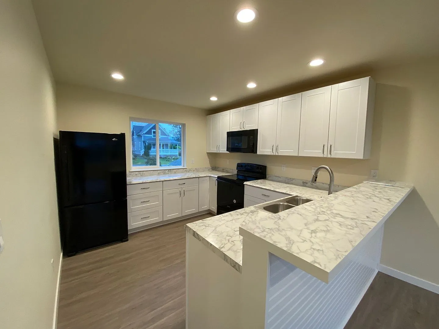 Limited-Time Offer: $25 Application Fee, Apply Today! Rent Special! $1000 Off Of First Month! — Photo 2