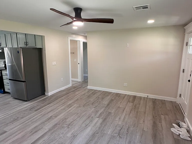 1388 N Vinita Ave — Photo 5