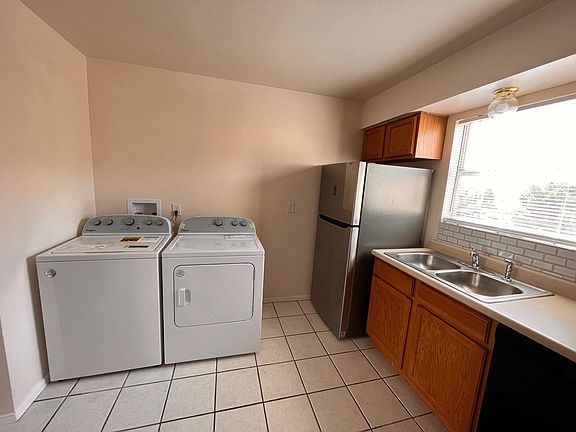 5th image of 225 Desert Rose Ct #A