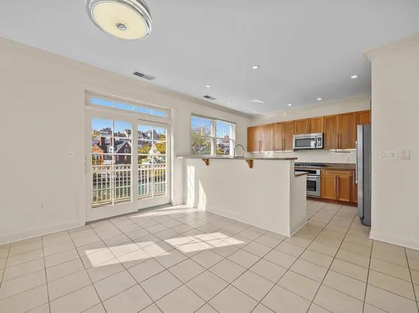 1 Intrepid Place image 17 of 38