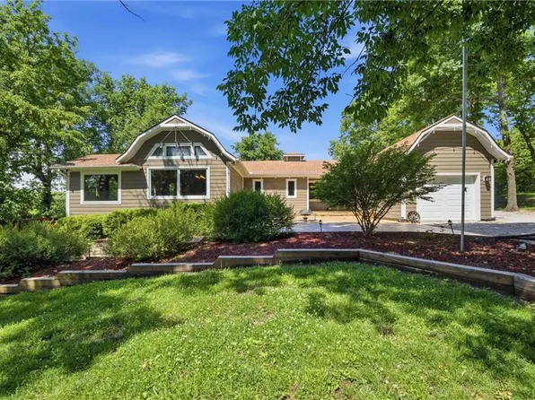 25045 W 215th St, Spring Hill, KS 66083