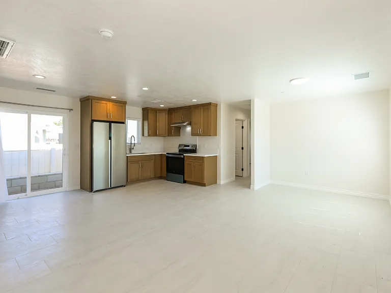 Spacious 3BR/2BA Home with Open Floor Plan, Garage & Washer/Dryer — Photo 5