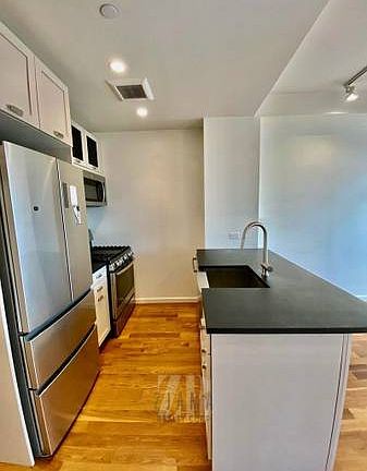 4th image of 976 Fulton St APT 4C
