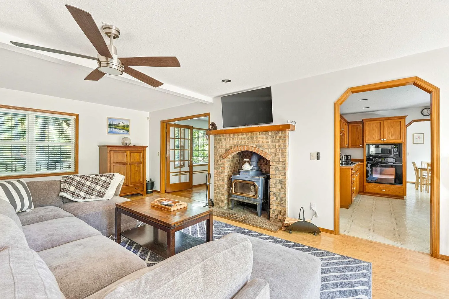 3 bed, 2.0 bath, 2583 sqft, $7,720 — Photo 3
