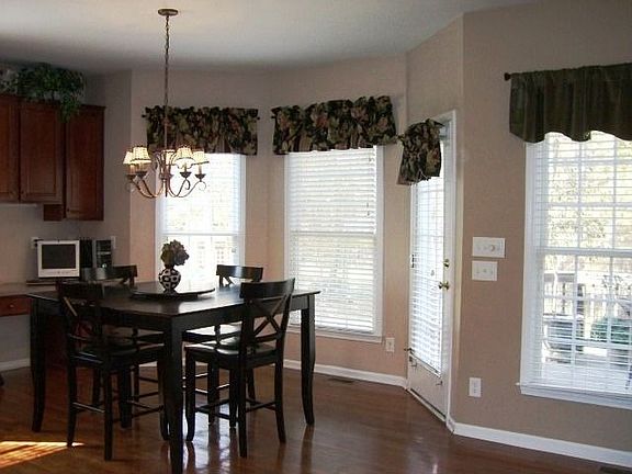 Breakfast area with bay window