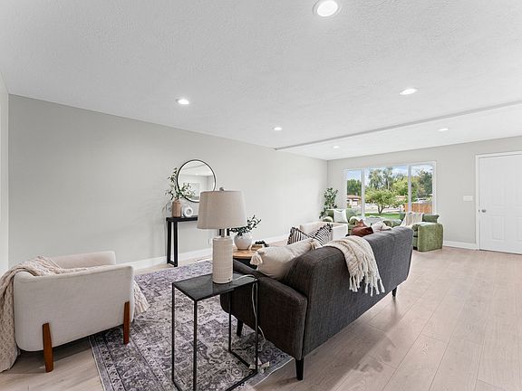 3rd image of 1108 E Diamond Way