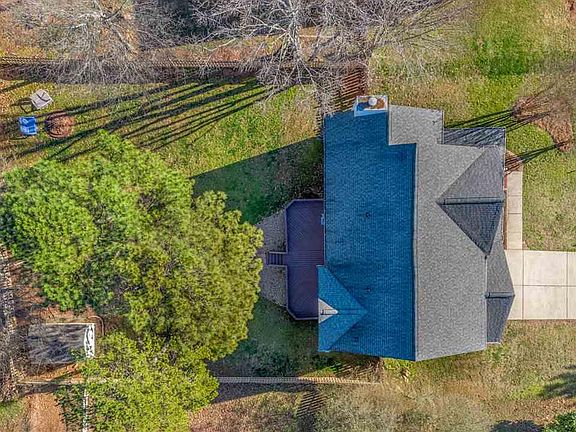3rd image of 204 Hyde Park Ln