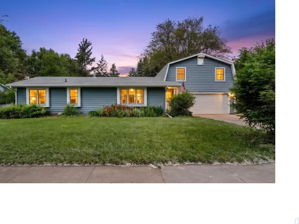 924 Valley View Dr, Vermillion, SD 57069