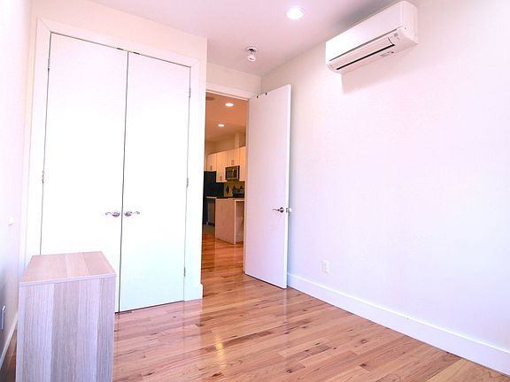 4th image of 211 Nassau Ave #2L2