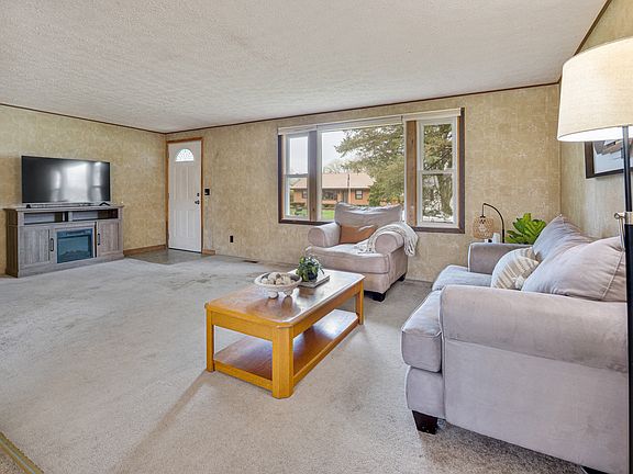 4th image of 4300 Parkway Ave