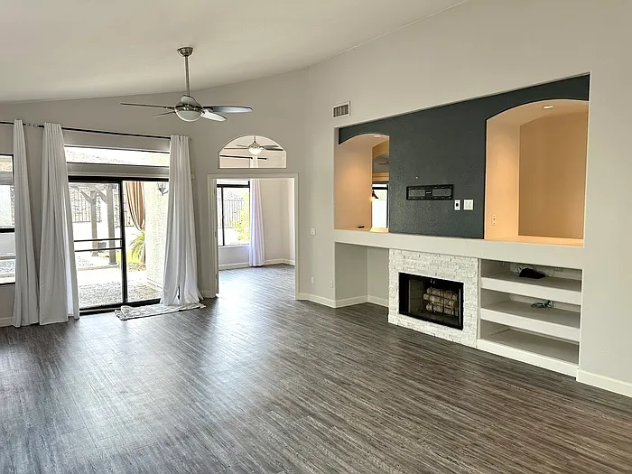 3 bed, 2.0 bath, 1907 sqft, $2,695 — Photo 4