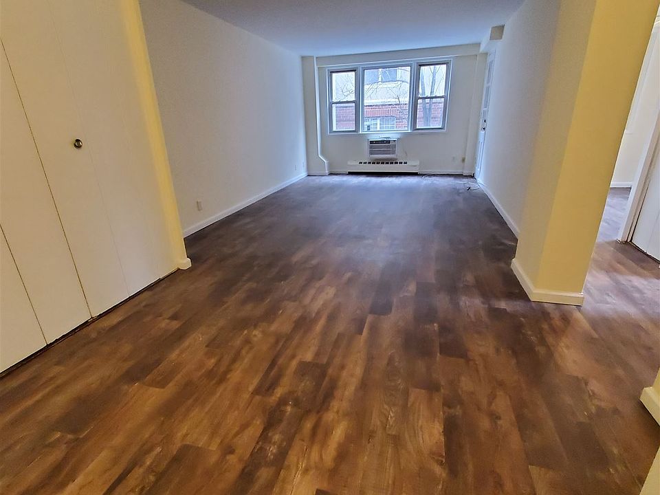 2nd image of 444 Bedford St APT 1B