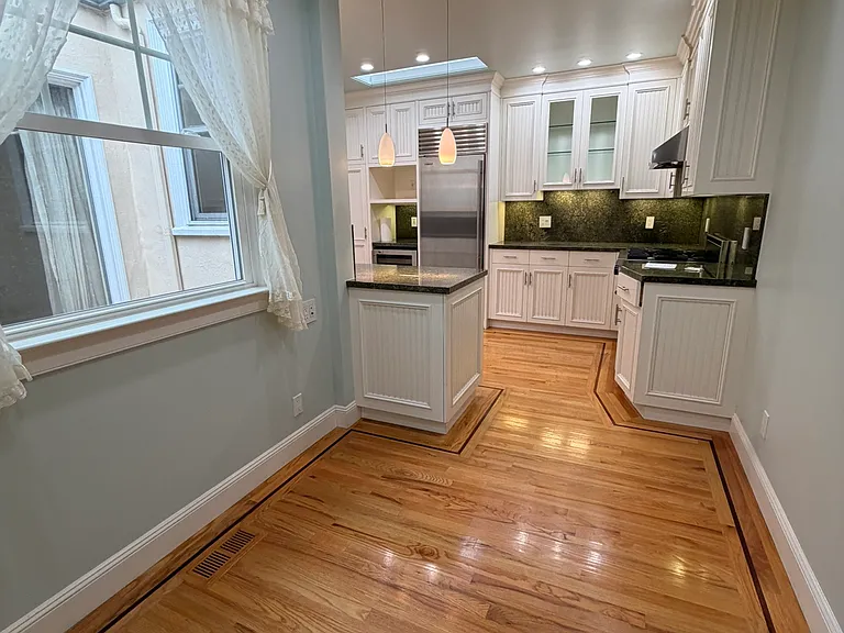 610 Prague St — Photo 10