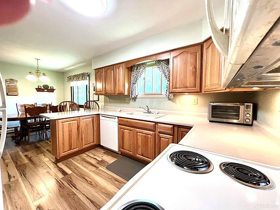 3rd image of 249 Oakridge Dr