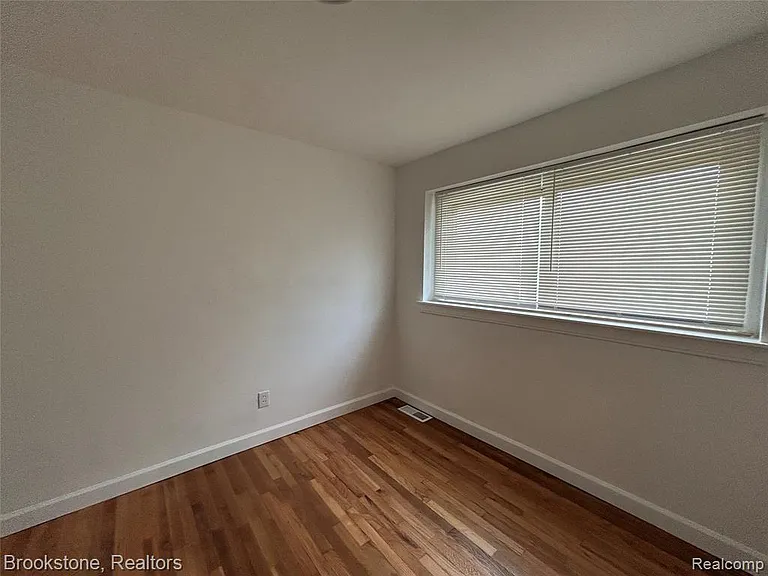 26707 Penn St — Photo 14