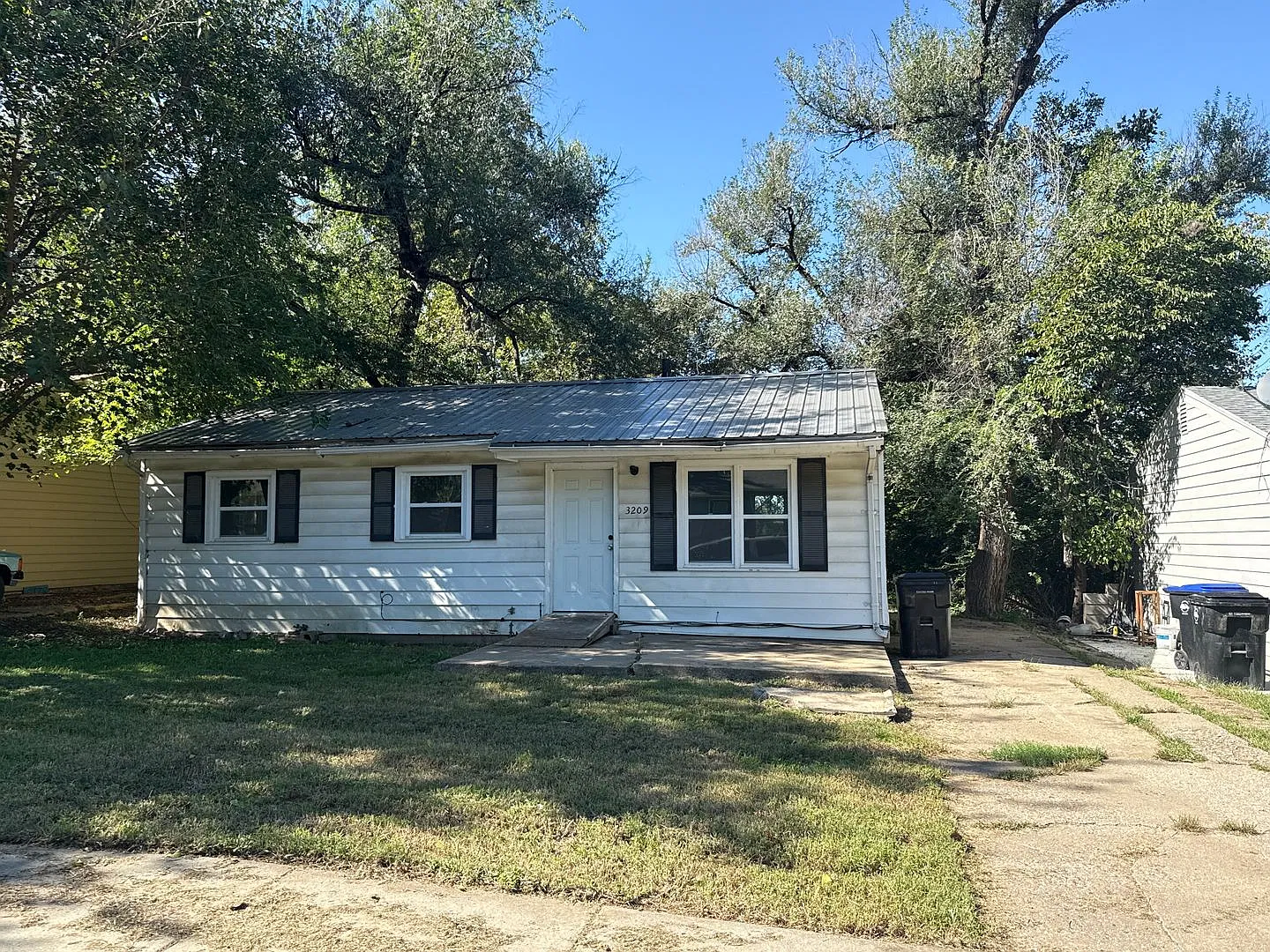3 bed 1 Bath Huge backyard — Photo 1