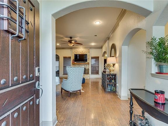 2nd image of 1004 Colonial Dr