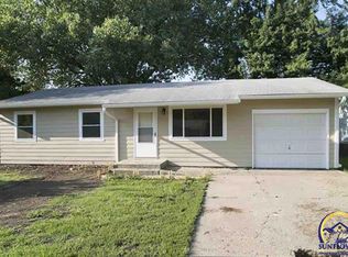 207 NE Pine Ln, Topeka, KS 66617
