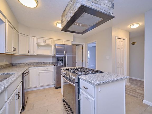 3rd image of 207 Branchfield Dr