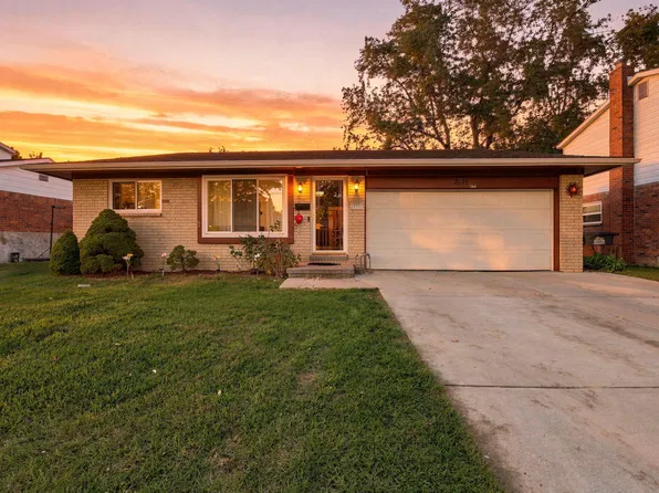 15377 Vivian St, Taylor, MI 48180