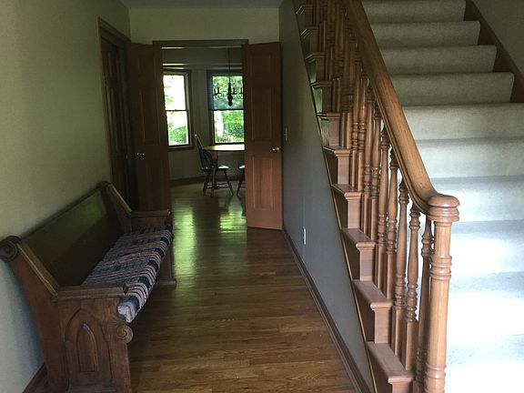 Front entry/stairs to 2nd fl