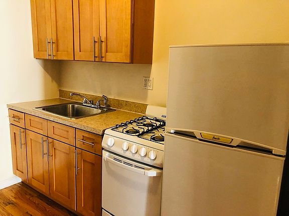 4th image of 425 E 114th St #4A