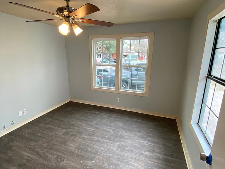 216 W Avenue C — Photo 9