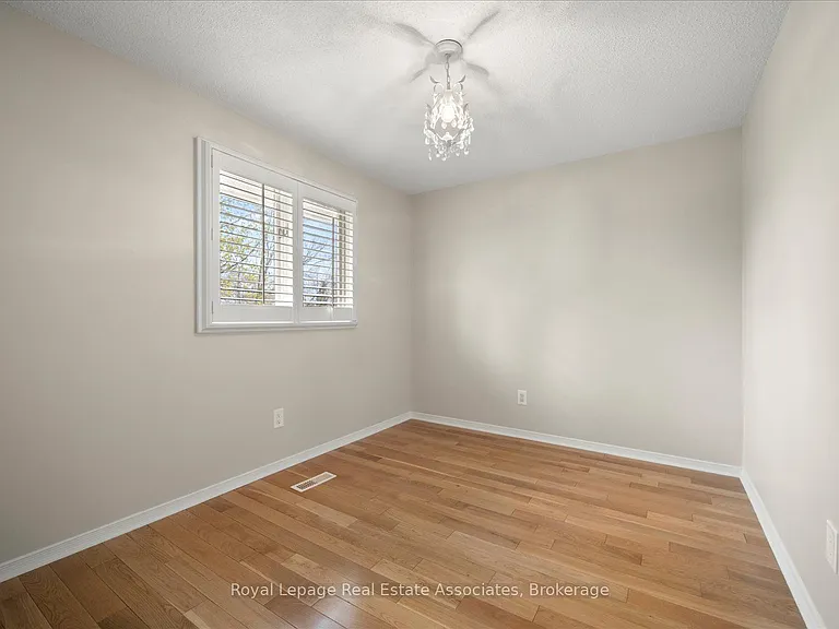 438 Claremont Cres — Photo 23
