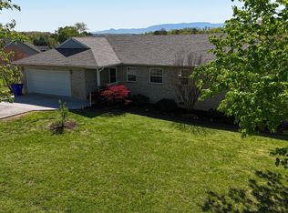 1605 Sams Dr, Dandridge, TN 37725