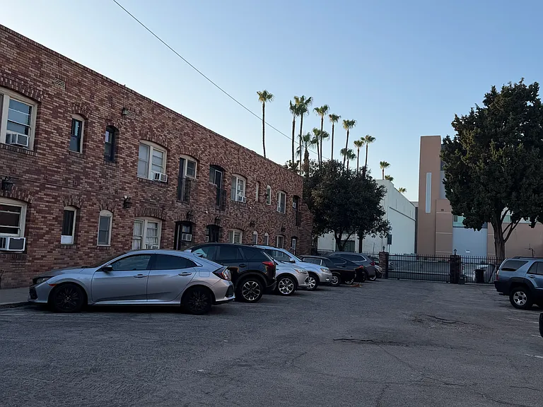 120 W Elk Ave #116D — Photo 3