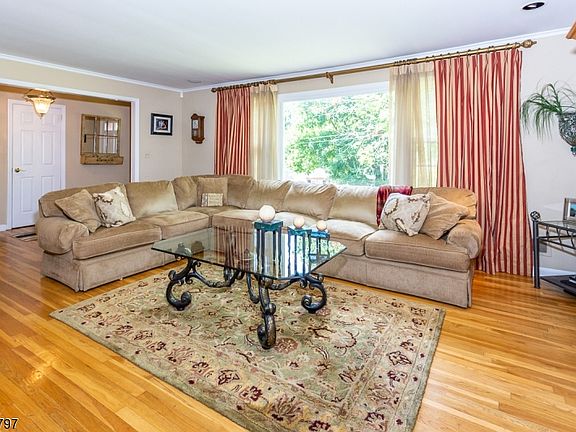 4th image of 6 Oxford Dr
