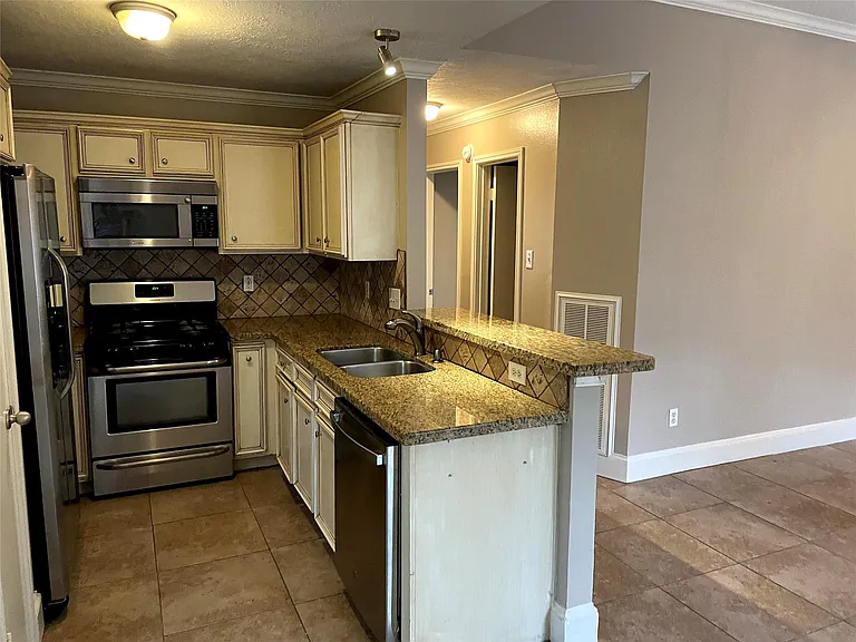 21747 Deep Pines Dr — Photo 4