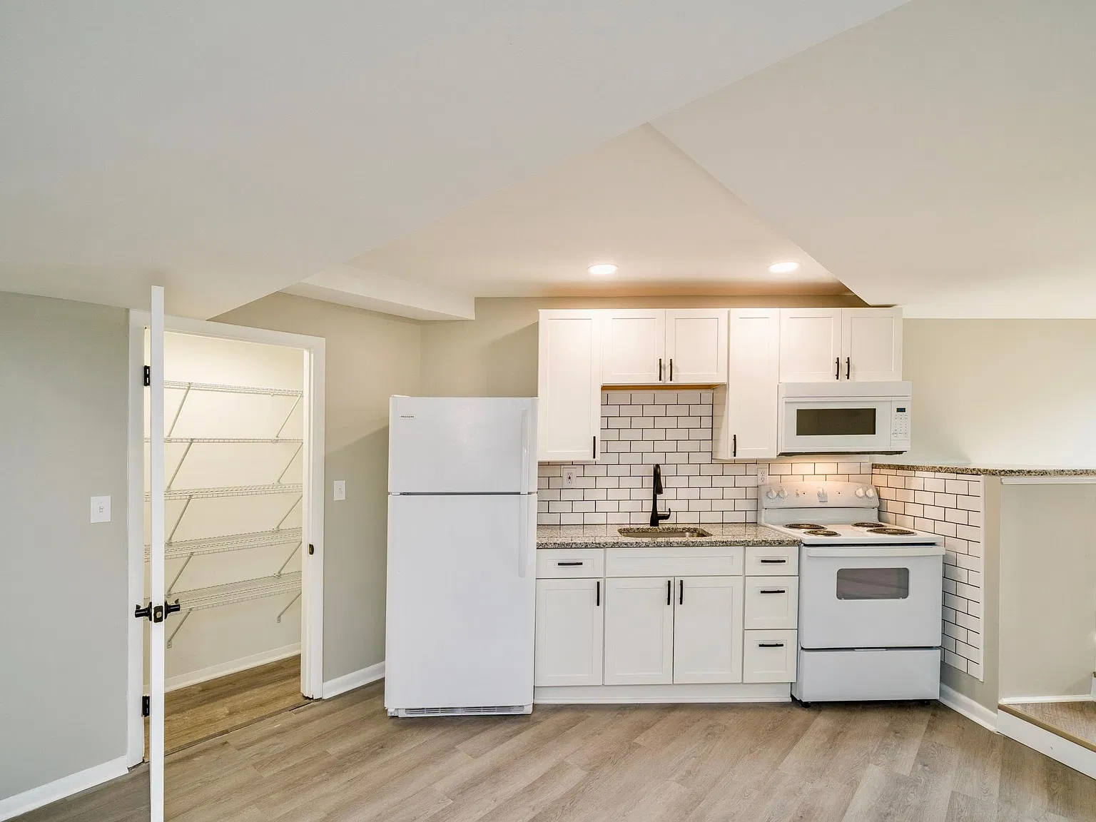 1 bed, 700 sqft, $1,350 — Photo 3