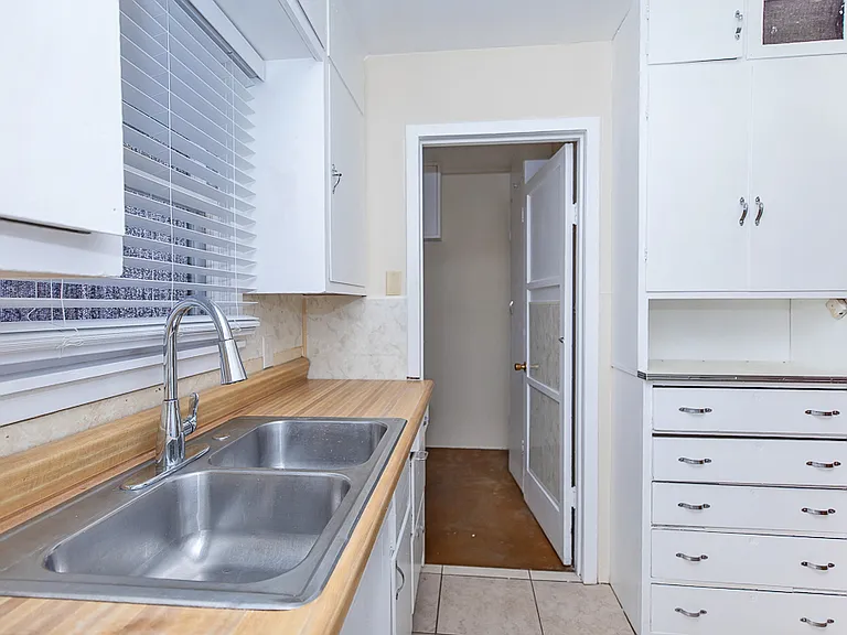 2465 S 7th Ave — Photo 7