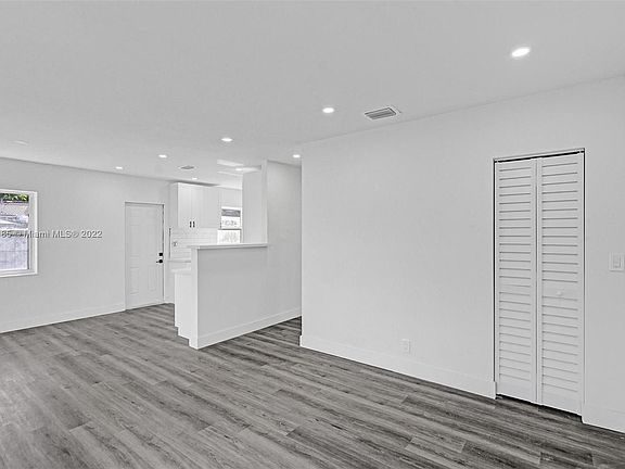 4th image of 16065 NE 9th Pl
