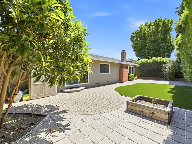 872 W Knickerbocker Dr — Photo 2