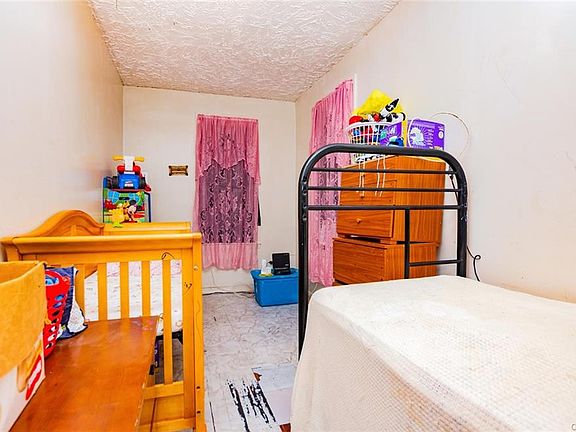 5th image of 823 E 223rd St