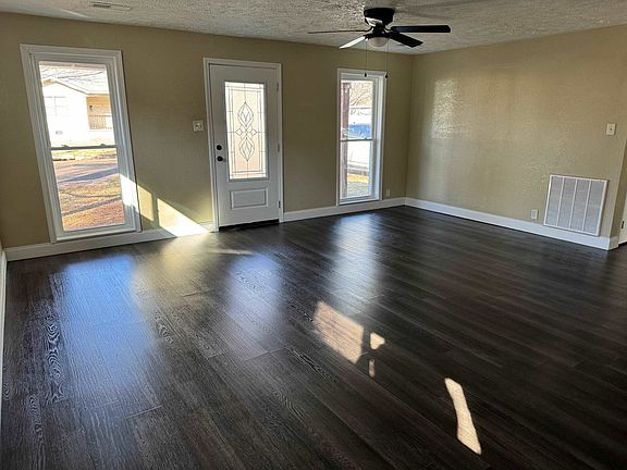 3rd image of 1503 Shelby Dr